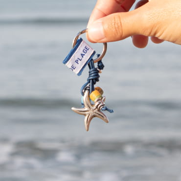 Porte-clés étoile de mer argenté perles jaune et bleu