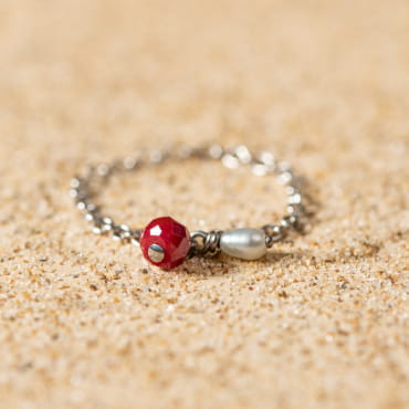 Bague Mumu en chaîne argenté et aux perles rouge