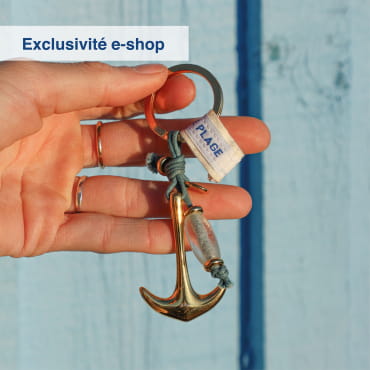 Porte-clés doré avec perles transparentes, fabriqué artisanalement en France