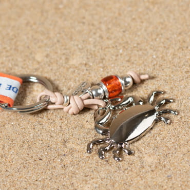 Les bijoux Retour de plage sont des bijoux fantaisie authentiques et uniques faits de perles naturelles qui racontent une histoire de nature ou d’océan à partager en famille ou entre amis.