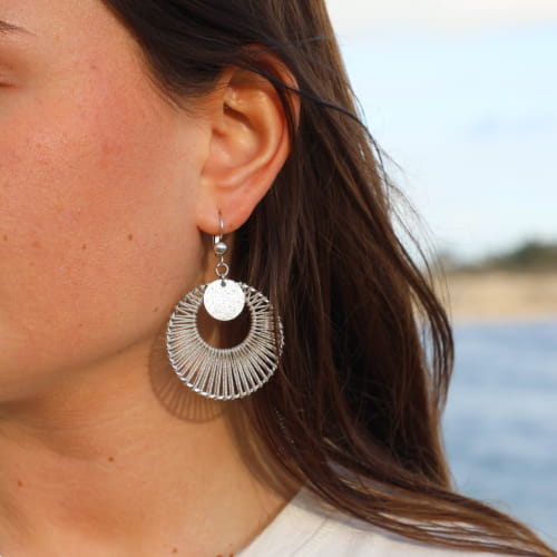 Boucles D'oreilles Créoles Ouvertes Argentées Vieillies - Ouvragées En Métal Alliage - Occasion Bon état