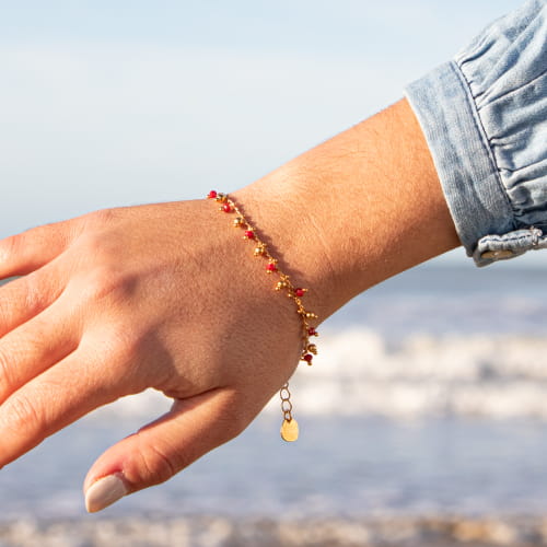Bracelet Large Rétro Avec Perle Rouge Vif - Orné Doré, Extensible, Occasion Bon état