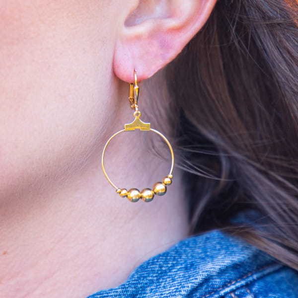 Boucles D'oreilles Pendantes Artisanales - Dorées Avec Perles Acryliques Violine - Neuf Avec étiquettes