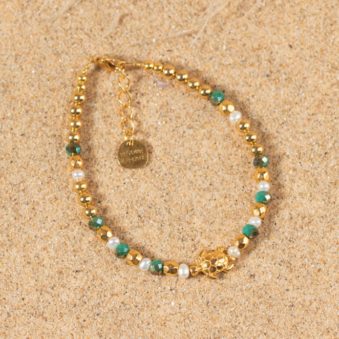 Les bijoux Retour de plage sont des bijoux fantaisie authentiques et uniques faits de perles naturelles qui racontent une histoire de nature ou d’océan à partager en famille ou entre amis.