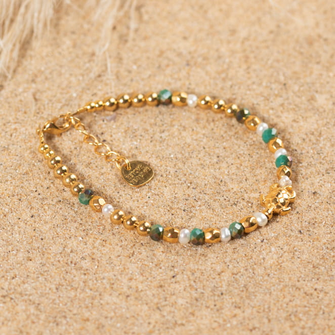 Retour de plage vous propose des colliers, bracelets, boucles d’oreilles, bracelets de chevilles, porte-clefs, parfums, cabas et bagues pour femme, homme et enfant pour que chacun trouve son bonheur.