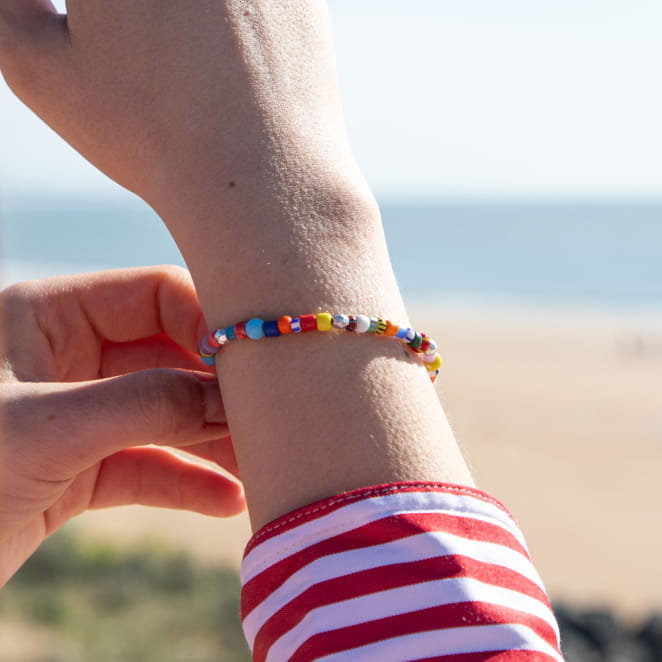bracelet Wonka porté, perles multicolores enfilées sur fil argenté, style ludique et coloré