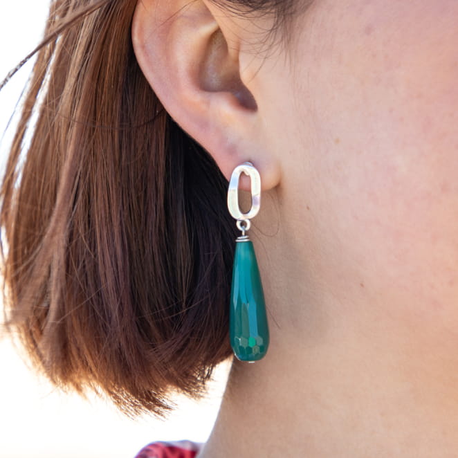 boucles Zoya pendantes, perles vert bouteille facettées, monture argentée