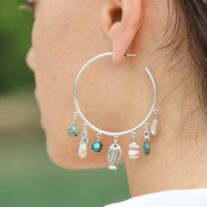 Boucles d'oreilles créoles avec plusieurs charms marins. Fait à la main en France.
