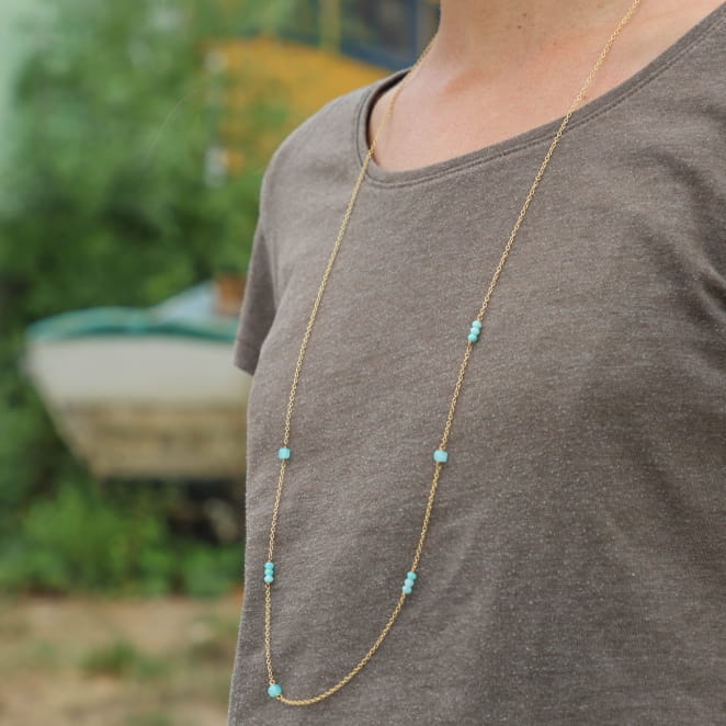 Sautoir en chaine fine et perle bleu émeraude. Origine France Garantie