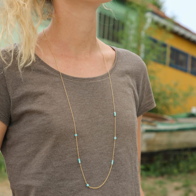 Sautoir fin avec des perles émeraude. Bijou fabriqué à la main en France.