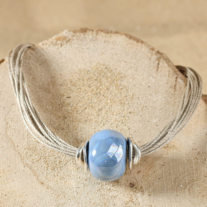 collier Ville argenté avec pendentif sphère bleue présenté à plat