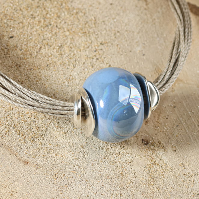 collier Ville argenté avec pendentif sphère bleue présenté à plat