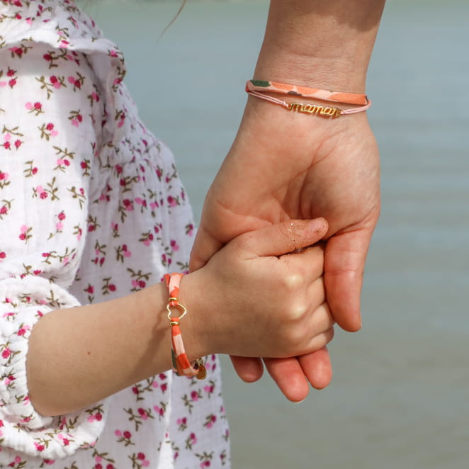 Bracelet assorti maman et enfant en métal doré, perles saumon, création française