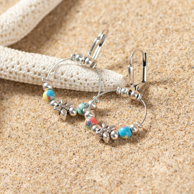 Découvrez les boucles d’oreilles Enael, un bijou marin fabriqué en France sur l’Île d’Oléron par des monteuses qualifiées.