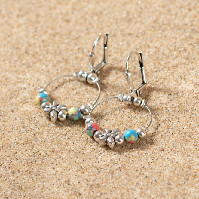 Retour de plage vous propose des colliers, bracelets, boucles d’oreilles, bracelets de chevilles, porte-clefs, parfums, cabas et bagues pour femme, homme et enfant pour que chacun trouve son bonheur.
