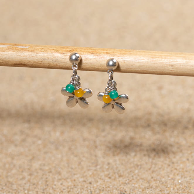 Découvrez les boucles d’oreilles Flavie, un bijou marin fabriqué en France sur l’Île d’Oléron par des monteuses qualifiées.