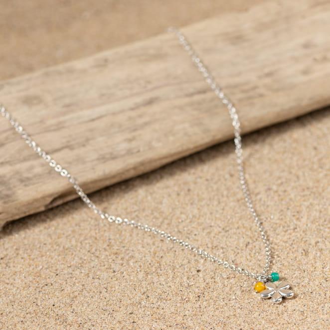 Les bijoux Retour de plage sont des bijoux fantaisie authentiques et uniques faits de perles naturelles qui racontent une histoire de nature ou d’océan à partager en famille ou entre amis.