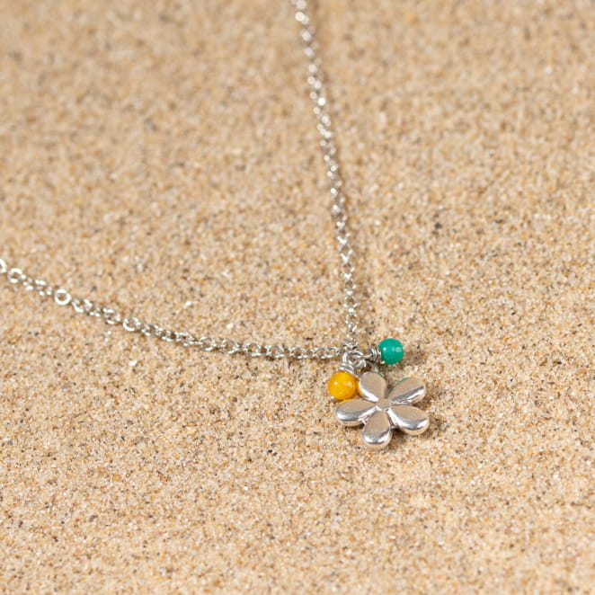 Les bijoux Retour de plage sont des bijoux fantaisie authentiques et uniques faits de perles naturelles qui racontent une histoire de nature ou d’océan à partager en famille ou entre amis.