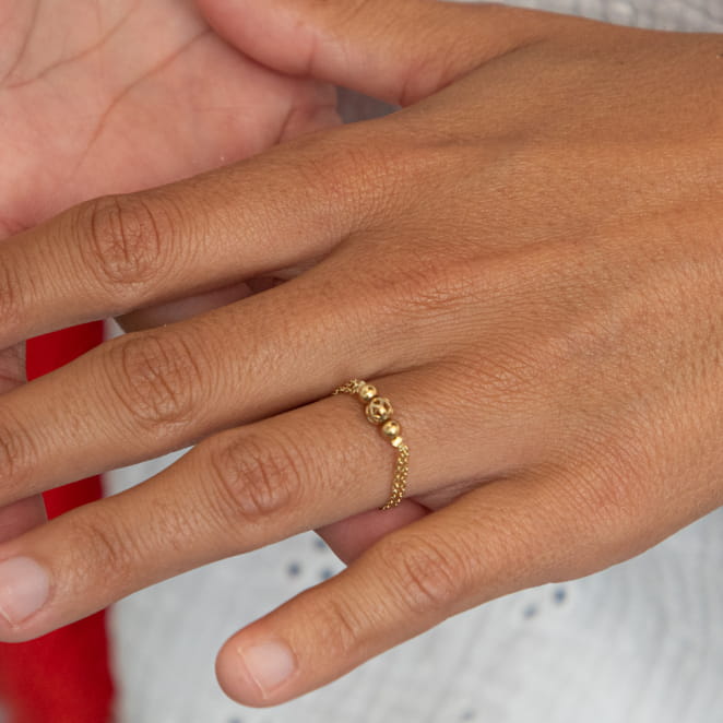 Retour de plage propose des bijoux fantaisie fabriqués avec des matériaux de qualité : céramique, lin, perles de verre, hématite, quartz, amazonite, perles de rivière, nacre, perle de jade, lapis lazuli, perles de culture, pierre de sable, etc.