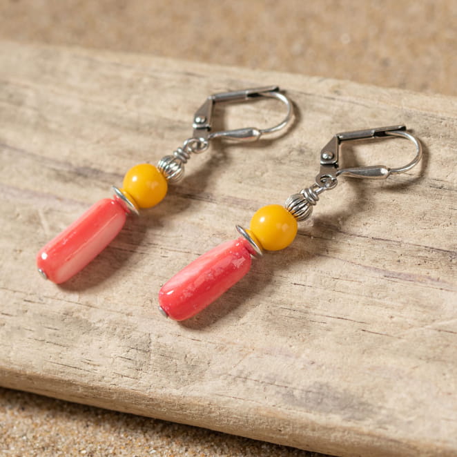 Découvrez les boucles d’oreilles Agrume, un bijou marin fabriqué en France sur l’Île d’Oléron par des monteuses qualifiées.