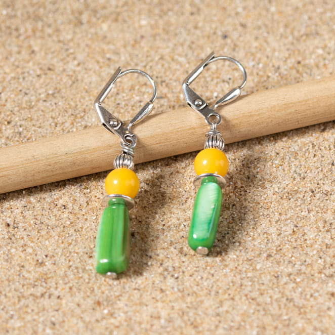 Retour de plage propose des bijoux fantaisie fabriqués avec des matériaux de qualité : céramique, lin, perles de verre, hématite, quartz, amazonite, perles de rivière, nacre, perle de jade, lapis lazuli, perles de culture, pierre de sable, etc.