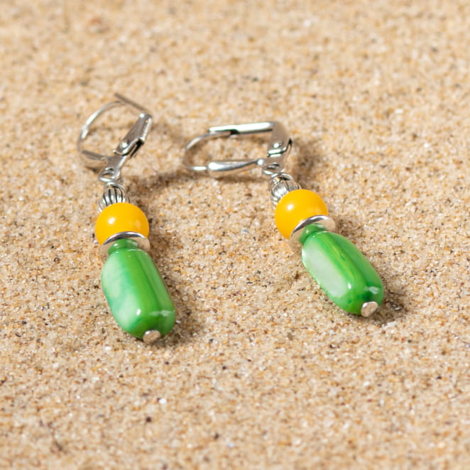 Retour de plage propose des bijoux fantaisie multicolore, blanc, sable, bleu nuit, turquoise, couleur ficelle, anthracite, ou autre alors choisissez les matières qui vous plaisent et les textures que vous aimez.