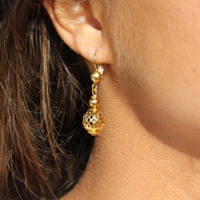 Retour de plage propose des bijoux fantaisie multicolore, blanc, sable, bleu nuit, turquoise, couleur ficelle, anthracite, ou autre alors choisissez les matières qui vous plaisent et les textures que vous aimez.