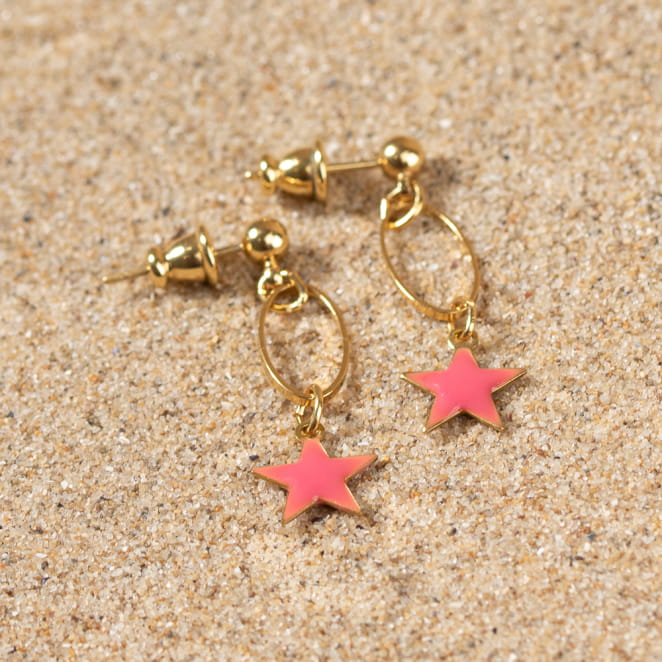 Découvrez les boucles d’oreilles Astre, un bijou marin fabriqué en France sur l’Île d’Oléron par des monteuses qualifiées.