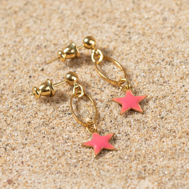 Découvrez les boucles d’oreilles Astre, un bijou marin fabriqué en France sur l’Île d’Oléron par des monteuses qualifiées.