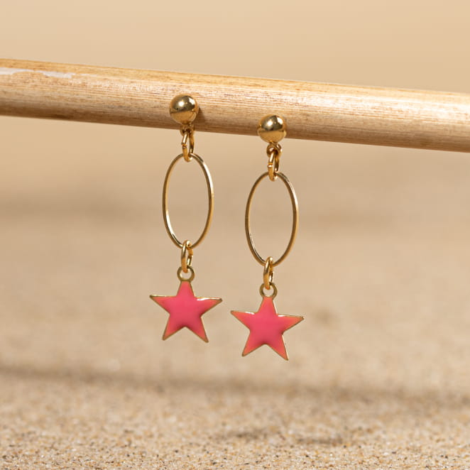 Découvrez les boucles d’oreilles Astre, un bijou marin fabriqué en France sur l’Île d’Oléron par des monteuses qualifiées.