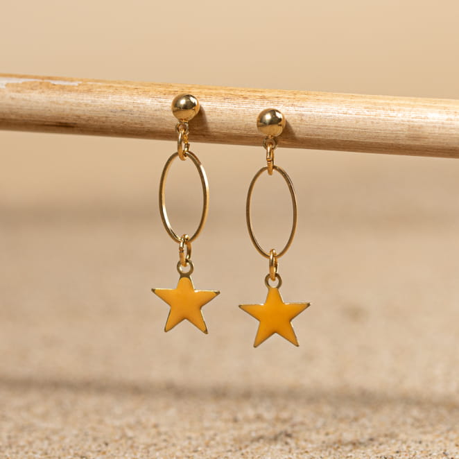 Retour de plage propose des bijoux fantaisie fabriqués avec des matériaux de qualité : céramique, lin, perles de verre, hématite, quartz, amazonite, perles de rivière, nacre, perle de jade, lapis lazuli, perles de culture, pierre de sable, etc.