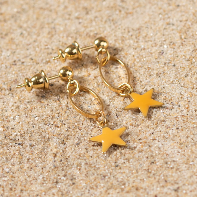 Découvrez les boucles d’oreilles Astre, un bijou marin fabriqué en France sur l’Île d’Oléron par des monteuses qualifiées.