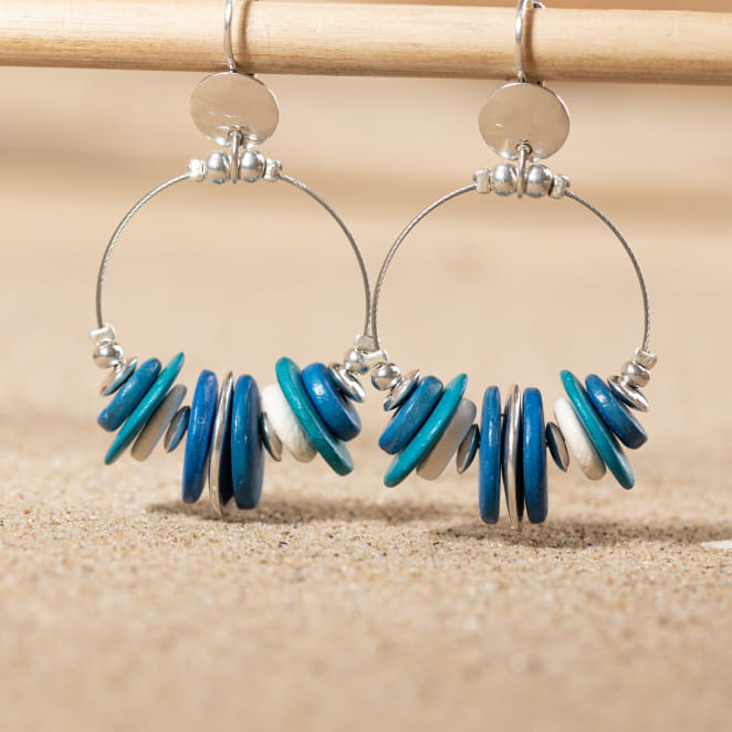 Découvrez les boucles d’oreilles Colada, un bijou marin fabriqué en France sur l’Île d’Oléron par des monteuses qualifiées.