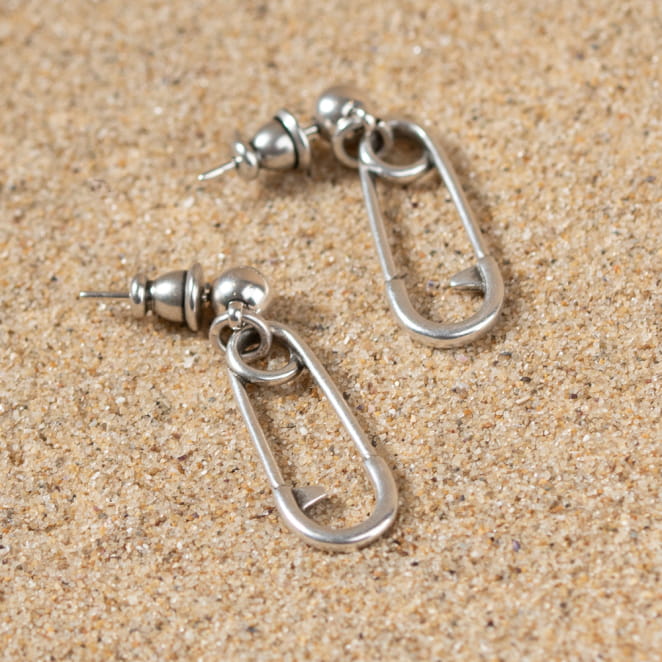 Découvrez les boucles d’oreilles Epingle, un bijou marin fabriqué en France sur l’Île d’Oléron par des monteuses qualifiées.