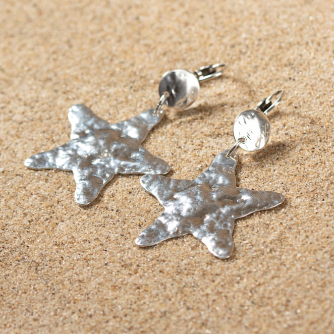 Retour de plage, une entreprise locale engagée dans le développement durable qui créée et fabrique des bijoux fantaisies made in France sur l’Île d’Oléron.