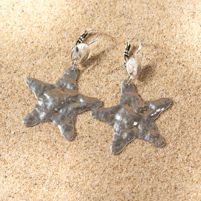 Les bijoux Retour de plage sont des bijoux fantaisie authentiques et uniques faits de perles naturelles qui racontent une histoire de nature ou d’océan à partager en famille ou entre amis.