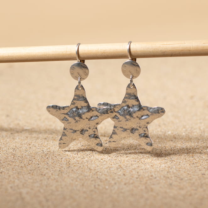 Retour de plage vous propose des colliers, bracelets, boucles d’oreilles, bracelets de chevilles, porte-clefs, parfums, cabas et bagues pour femme, homme et enfant pour que chacun trouve son bonheur.