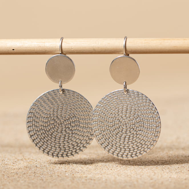 Retour de plage propose des bijoux fantaisie multicolore, blanc, sable, bleu nuit, turquoise, couleur ficelle, anthracite, ou autre alors choisissez les matières qui vous plaisent et les textures que vous aimez.