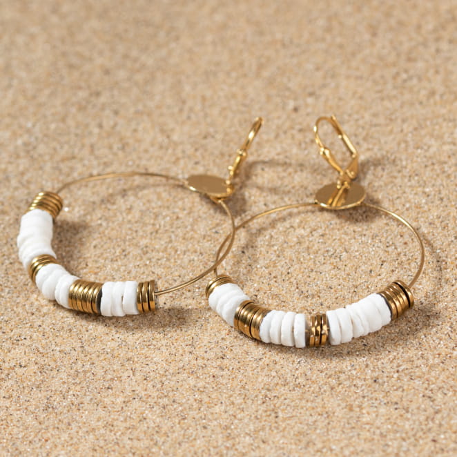 Découvrez les boucles d’oreilles Juliette, un bijou marin fabriqué en France sur l’Île d’Oléron par des monteuses qualifiées.