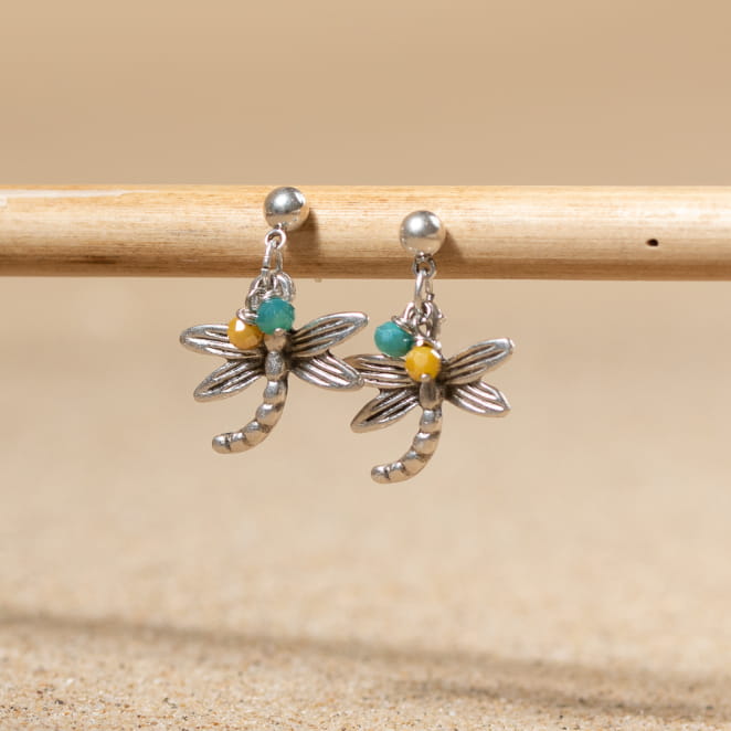 Découvrez les boucles d’oreilles Libel, un bijou marin fabriqué en France sur l’Île d’Oléron par des monteuses qualifiées.