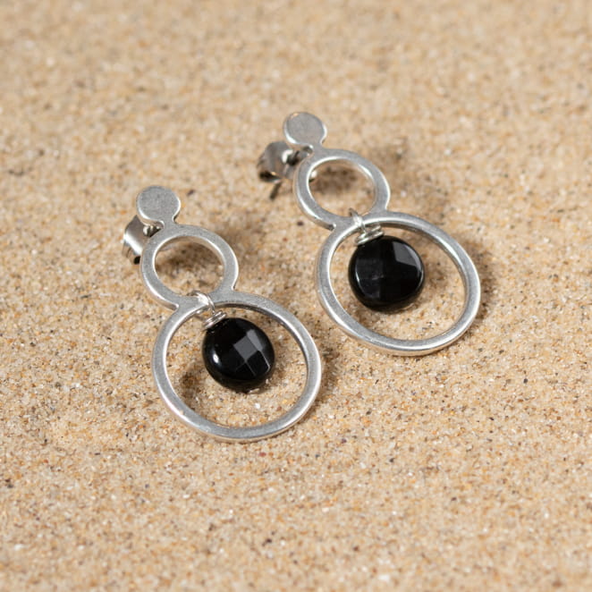 Retour de plage propose des bijoux fantaisie fabriqués avec des matériaux de qualité : céramique, lin, perles de verre, hématite, quartz, amazonite, perles de rivière, nacre, perle de jade, lapis lazuli, perles de culture, pierre de sable, etc.