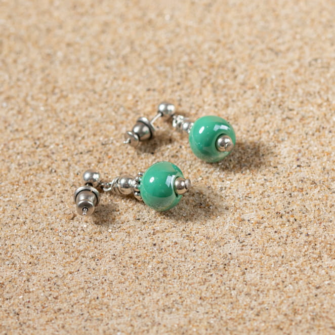 Retour de plage, une entreprise locale engagée dans le développement durable qui créée et fabrique des bijoux fantaisies made in France sur l’Île d’Oléron.