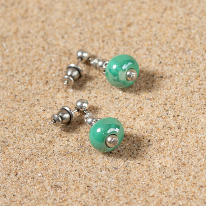 Retour de plage propose des bijoux fantaisie fabriqués avec des matériaux de qualité : céramique, lin, perles de verre, hématite, quartz, amazonite, perles de rivière, nacre, perle de jade, lapis lazuli, perles de culture, pierre de sable, etc.