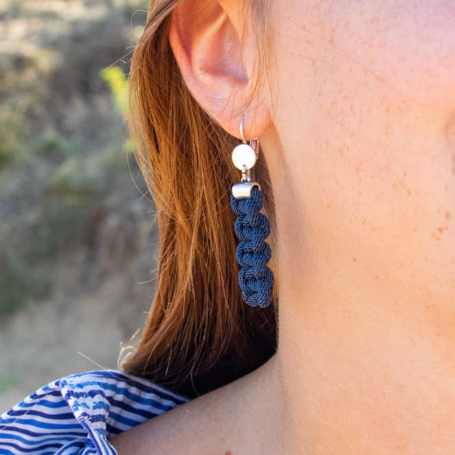 Retour de plage propose des bijoux fantaisie multicolore, blanc, sable, bleu nuit, turquoise, couleur ficelle, anthracite, ou autre alors choisissez les matières qui vous plaisent et les textures que vous aimez.