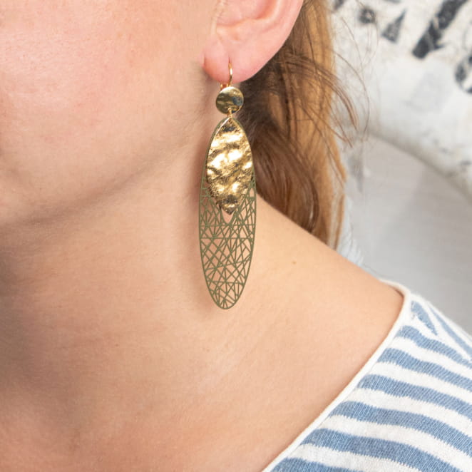 Découvrez les boucles d’oreilles Oie, un bijou marin fabriqué en France sur l’Île d’Oléron par des monteuses qualifiées.