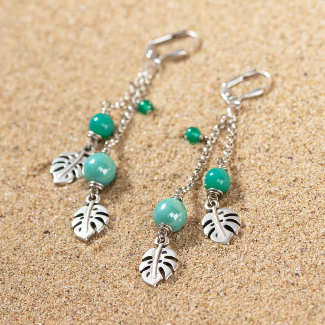 Retour de plage propose des bijoux fantaisie multicolore, blanc, sable, bleu nuit, turquoise, couleur ficelle, anthracite, ou autre alors choisissez les matières qui vous plaisent et les textures que vous aimez.