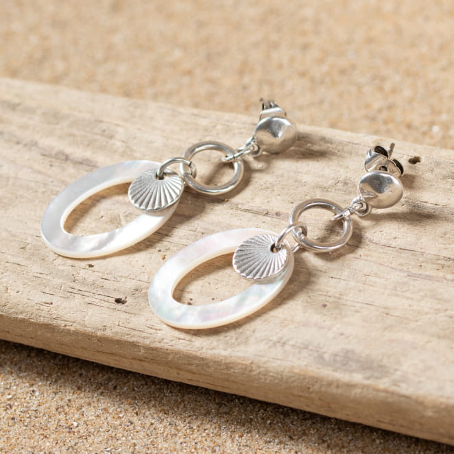 Découvrez les boucles d’oreilles Roxane, un bijou marin fabriqué en France sur l’Île d’Oléron par des monteuses qualifiées.