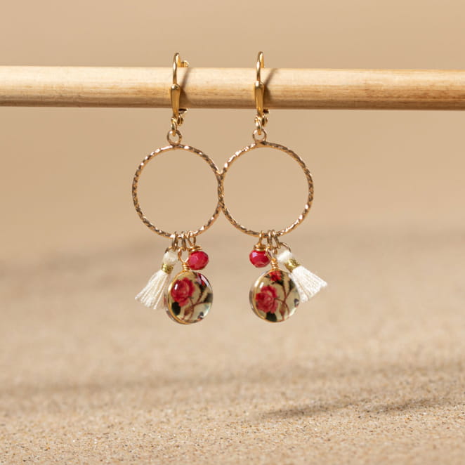 Découvrez les boucles d’oreilles Soie, un bijou marin fabriqué en France sur l’Île d’Oléron par des monteuses qualifiées.