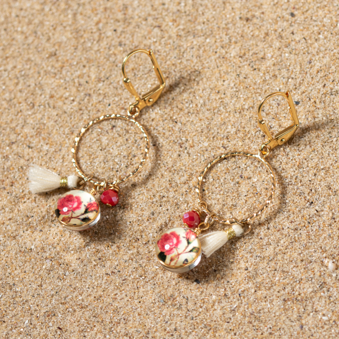 Retour de plage, une entreprise locale engagée dans le développement durable qui créée et fabrique des bijoux fantaisies made in France sur l’Île d’Oléron.