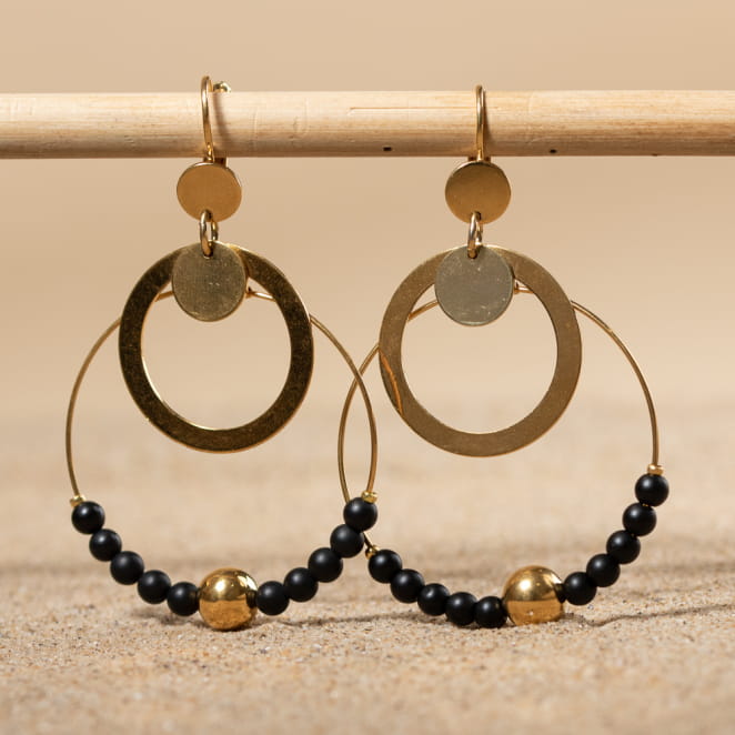 Retour de plage propose des bijoux fantaisie multicolore, blanc, sable, bleu nuit, turquoise, couleur ficelle, anthracite, ou autre alors choisissez les matières qui vous plaisent et les textures que vous aimez.